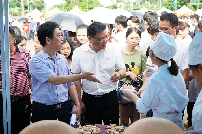 罗牛山股份有限公司教育总监林初（右）、副校长张龙庭（左）在现场参观（图书馆 梁平摄影）.jpg