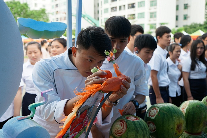 烹饪工艺与营养专业学生现场展示刀功（图书馆 梁平摄影）.jpg