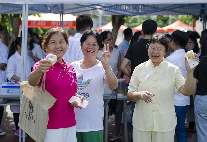 现场参观的市民（图书馆 梁平摄影）.jpg