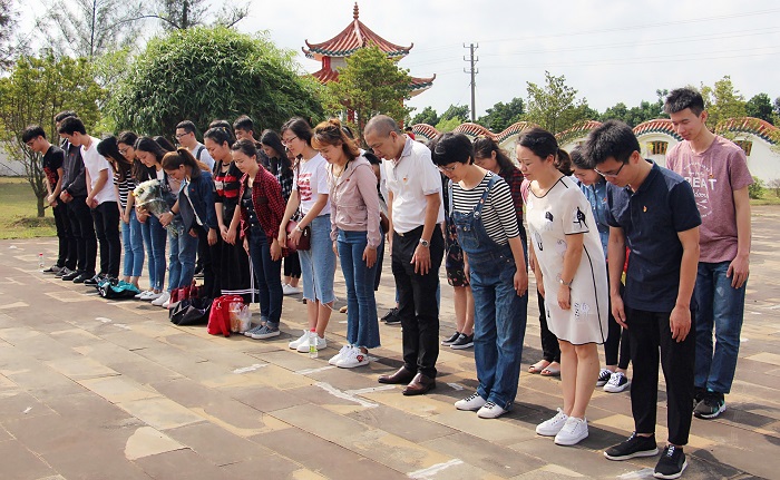 经管学院师生集体默哀（经管学院供图）.jpg